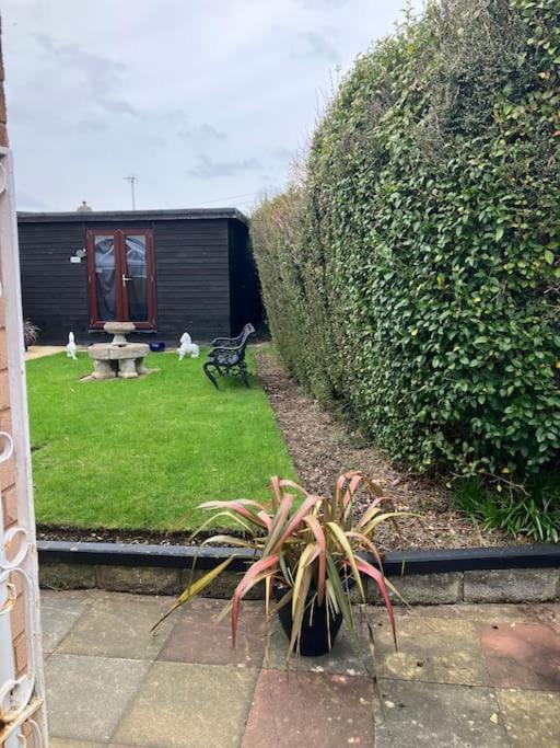 Ogilvie Lodge Llandudno Junction Exterior photo